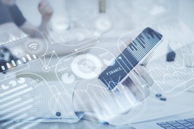 Dijital bir cihaz ve teknoloji temalı hologram çizimi kullanarak insanın elini tutarken çift pozlama. Teknoloji konsepti.