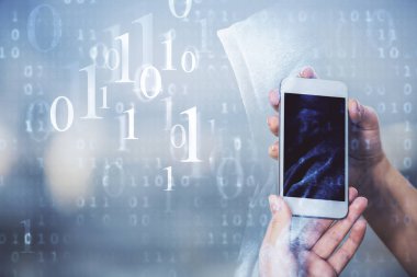 Teknolojiye çifte maruz kalma, hologram ve cep telefonu kullanan bir kadın..