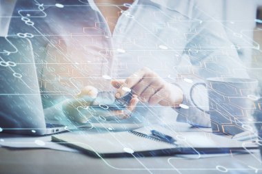 Teknolojiye çifte maruz kalma, hologram çizimi ve cep telefonu kullanan bir kadın. Ai kavramı