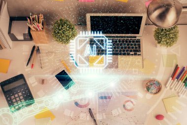 Çalışma masası arkaplanının üstünde bilgisayarla hologram çizen veriye çifte maruz kalma. Ai kavramı.