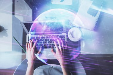 Bilgisayar ve teknoloji temalı hologram çizimlerinde çalışan kadın elleri çift pozlama. Üst Manzara. Teknoloji konsepti.