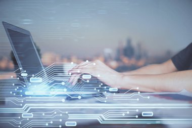 Bilgisayar ve veri temalı hologram çizimleri üzerinde çalışan kadın ellerine çok fazla maruz kalma. Teknoloji kavramı.