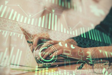 Bilgisayar ve teknoloji temalı çizimlerde kadın elinin çifte pozlanması. Yüksek Teknoloji kavramı.