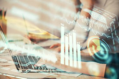 Bilgisayar ve teknoloji temalı çizimlerde kadın elinin çifte pozlanması. Yüksek Teknoloji kavramı.