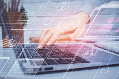 Bilgisayar ve veri temalı hologram çizimlerinde çalışan kadın elleri çift pozlama. Teknoloji kavramı.