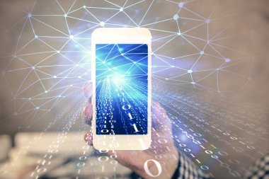 Bir adamın elini tutarken ve dijital bir cihaz ve veri temalı hologram çizimi kullanırken çift pozlama. Teknoloji konsepti.