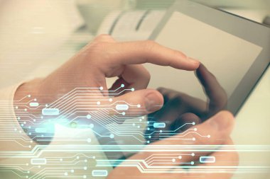 Dijital bir cihaz ve veri temalı çizim kullanan bir adamın el ele tutuşması. Yenilik kavramı.