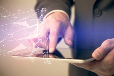 Bir insanın elini tutarken ve mobil bir cihaz ve yaratıcı hologram çizimi kullanırken çift pozlama.