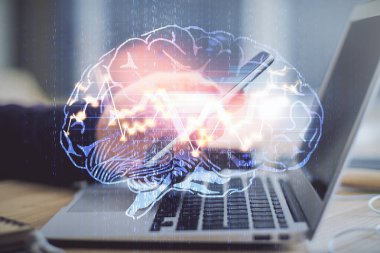 Bir adamın elini tutarken ve dijital bir cihaz ve beyin hologramı çizerken çift pozlama. Veri kavramı.