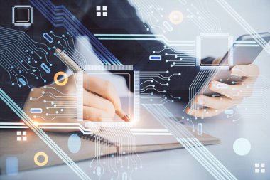 Teknolojiye çifte maruz kalma, hologram ve cep telefonu kullanan bir kadın..