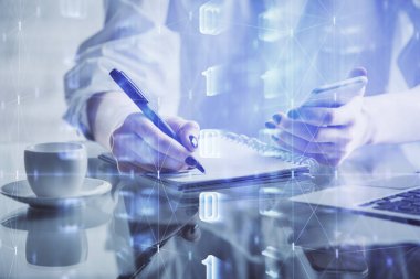 Teknolojiye çifte maruz kalma, hologram çizimi ve cep telefonu kullanan bir kadın. Ai kavramı