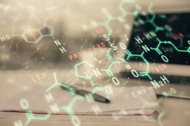 Formül çizimine ve açık defter arkaplanlı masaya çifte maruz kalma. Eğitim kavramı