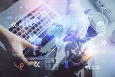 Bilgisayar ve dünya haritası çizimleri üzerinde çalışan kadın elleri çift pozlama. Uluslararası teknoloji sektörü konsepti.