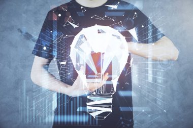 Dijital bir cihaz ve ampul hologram çizimi kullanarak insanın ellerini tutarken çift pozlama. Fikir kavramı.