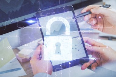 Dijital bir cihaz ve kilit çizimi kullanan bir adamın el ele tutuşması. Güvenlik kavramı.