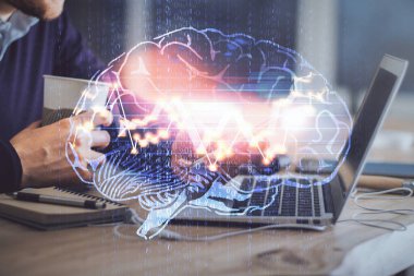 Bir adamın elini tutarken ve dijital bir cihaz ve beyin hologramı çizerken çift pozlama. Veri kavramı.