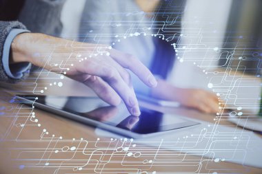 Veri temalı hologram çizimine çifte maruz kalma ve birlikte çalışan erkek ve kadın mobil bir cihaz kullanıyor..