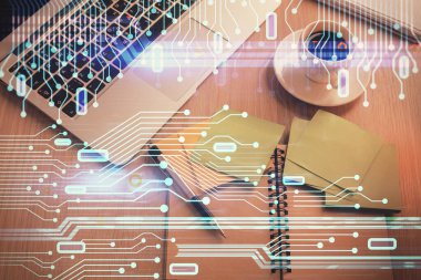 Bilgisayarla üst görünüm çalışma masası arkaplanı üzerinden hologram çizerek veri temasının çifte pozlandırılması. Teknoloji kavramı.