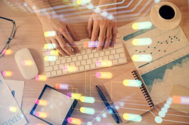 Bilgisayar klavyesinin ve veri temalı hologram çiziminin üzerine yazarken iki kez görüntülenmiş. Üst Manzara. Teknoloji konsepti.