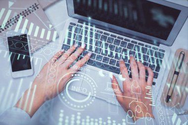 Bilgisayar ve teknoloji temalı hologram çizimlerinde çalışan kadın elleri çift pozlama. Üst Manzara. Teknoloji konsepti.