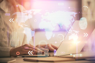 Bilgisayar ve dünya haritası çizimleri üzerinde çalışan kadın elleri çift pozlama. Uluslararası teknoloji sektörü konsepti.