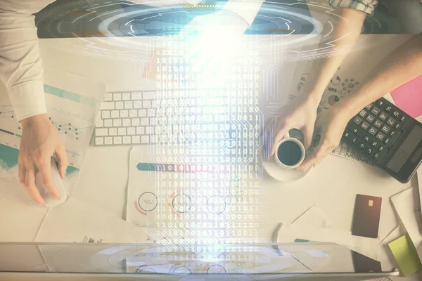 일하는 남녀에 데이터 그램그리기 컴퓨터 위에서 — 스톡 사진