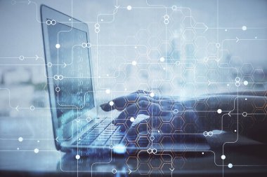 Bilgisayar ve veri temalı hologram çizimlerinde çalışan kadın elleri çift pozlama. Teknoloji kavramı.