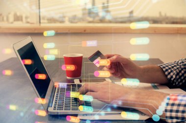 Elinde kredi kartı ve veri teması çizimi olan bir adamın ellerine iki kez maruz kalmış. E-ticaret ve teknoloji kavramı.