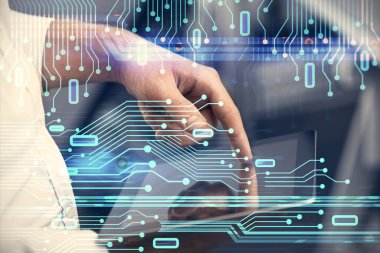 Bir adamın elini tutarken ve dijital bir cihaz ve veri temalı hologram çizimi kullanırken çift pozlama. Teknoloji konsepti.
