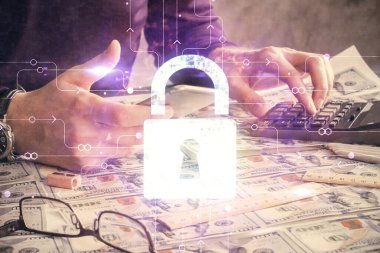 Dijital bir cihaz ve kilit çizimi kullanan bir adamın el ele tutuşması. Güvenlik kavramı.