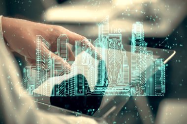 Dijital bir cihaz ve şehir çizimi kullanarak insanın ellerini tutarken çift pozlama.