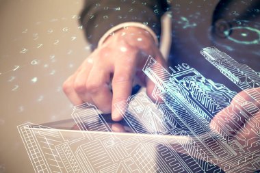 Dijital bir cihaz ve şehir çizimi kullanarak insanın ellerini tutarken çift pozlama.