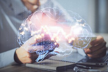 Bir adamın elini tutarken ve dijital bir cihaz ve beyin hologramı çizerken çift pozlama. Veri kavramı.