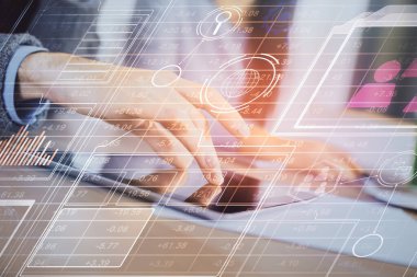 Veri temalı hologram çizimine çifte maruz kalma ve birlikte çalışan erkek ve kadın mobil bir cihaz kullanıyor..