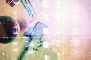 Bilgisayarlı çalışma masası arkaplanının üst görüntüsü üzerinde hologram çizimi yapılan çok sayıdaki veriye maruz kalma. Teknoloji kavramı.