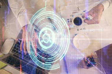 Bilgisayar klavyesinin ve veri temalı hologram çiziminin üzerine yazarken iki kez görüntülenmiş. Üst Manzara. Teknoloji konsepti.