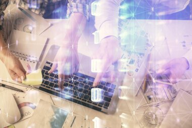 Kadın ve erkeğin birlikte çalışması ve veri temalı hologram çizimi. Bilgisayar arkaplanı. Üst Görünüm.