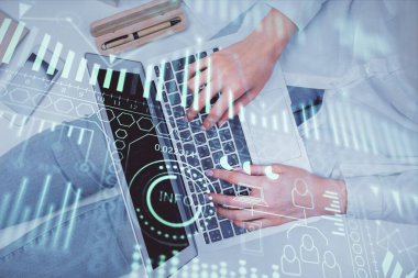 Bilgisayar ve teknoloji temalı hologram çizimlerinde çalışan kadın elleri çift pozlama. Üst Manzara. Teknoloji konsepti.