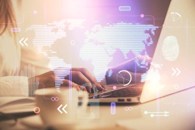 Bilgisayar ve dünya haritası çizimleri üzerinde çalışan kadın elleri çift pozlama. Uluslararası teknoloji sektörü konsepti.