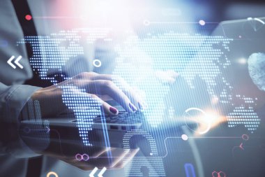 Bilgisayar ve dünya haritası çizimleri üzerinde çalışan kadın elleri çift pozlama. Uluslararası teknoloji sektörü konsepti.