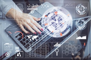 Bilgisayar ve veri temalı hologram çizimleri üzerinde çalışan kadın ellerine çok fazla maruz kalma. Teknoloji kavramı.