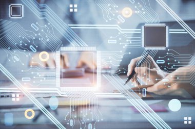 Bilgisayar ve veri temalı hologram çizimlerinde çalışan kadın elleri çift pozlama. Teknoloji kavramı.