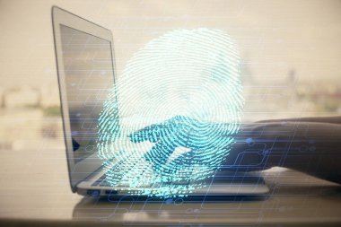 Bilgisayarda yazı yazan ve parmak izi çizimi yapan bir kadının ellerine iki kez maruz kalmış. Güvenlik kavramı.