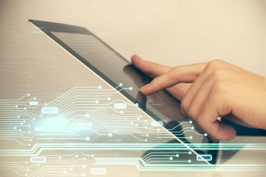 Dijital bir cihaz ve veri temalı çizim kullanan bir adamın el ele tutuşması. Yenilik kavramı.