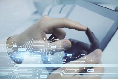 Dijital bir cihaz ve veri temalı çizim kullanan bir adamın el ele tutuşması. Yenilik kavramı.