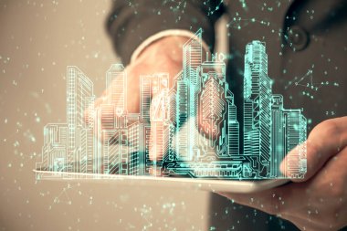 Dijital bir cihaz ve şehir çizimi kullanarak insanın ellerini tutarken çift pozlama.