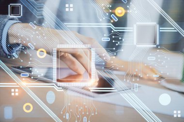 Veri temalı hologram çizimine çifte maruz kalma ve birlikte çalışan erkek ve kadın mobil bir cihaz kullanıyor..