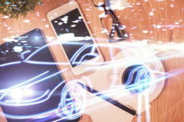 Otomotiv teknolojisi temalı çizimler telefon ile masaya konur. Üst Manzara. Otomatik pilot kavramı.