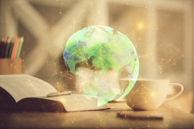 Masa arkasında kahve ve eşyalar olan sosyal ağ çizimine ve masaüstüne çift pozlama. Uluslararası bağlantı kavramı.