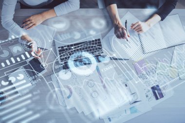 Bilgisayar ve teknoloji temalı hologram çizimlerinde çalışan kadın elleri çift pozlama. Üst Manzara. Teknoloji konsepti.